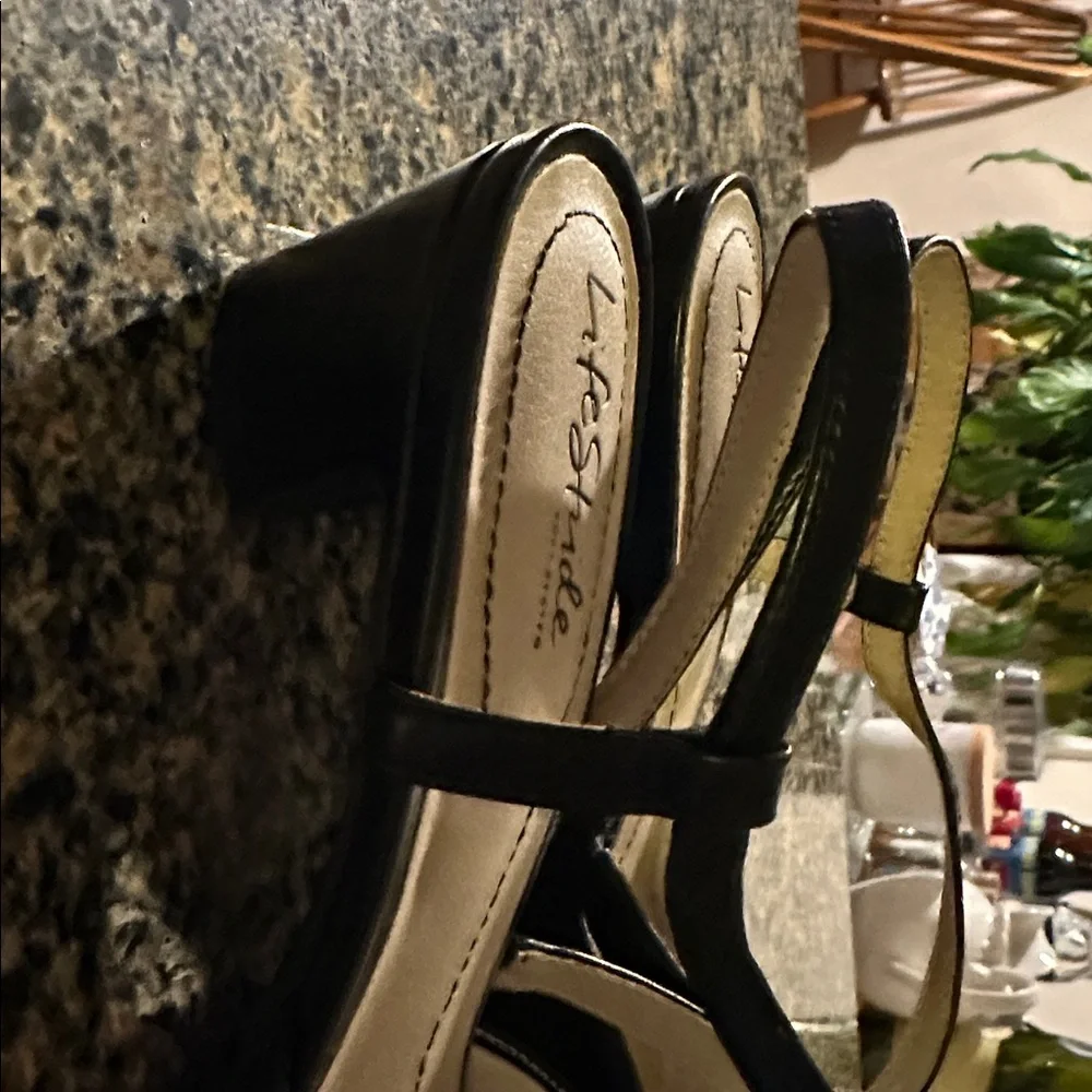 EUC Life Stride Soft System Black Pointed Toe Slingback 1 1/4” Heels - Picture 4 of 4